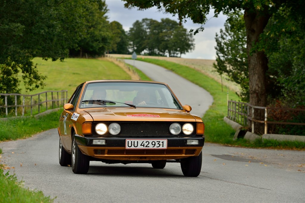 Erik og Kim Bach Sørensen markerede sig med andenpladsen i Oresund Raly som et af landets bedste i klassisk rally. Her er de i deres VW Scirocco fra 1977 på vejen mod Ramsø Gårde
(Foto: Michael Eisenberg)